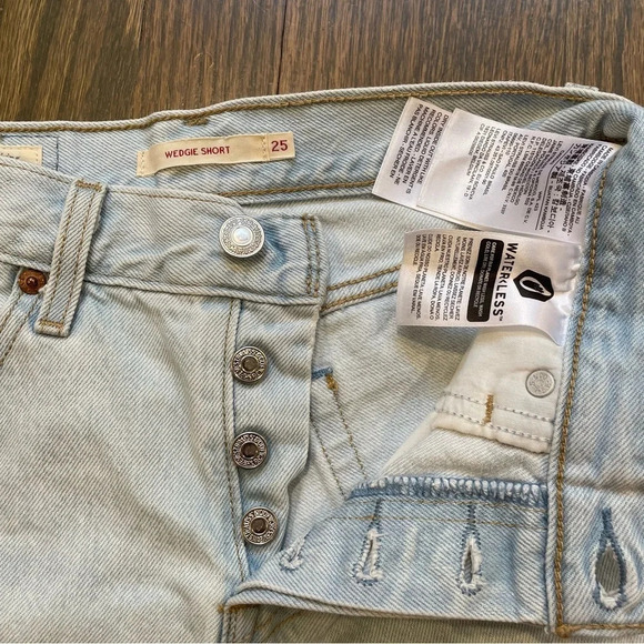Levi’s Premium Wedgie Short size 25 in Awesome Street - Picture 3 of 9